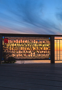 海洋主题易拉宝摄影照片_布朗斯公园的彩色玻璃围栏