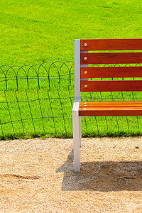 手指公摄影照片_公园里孤独的长椅