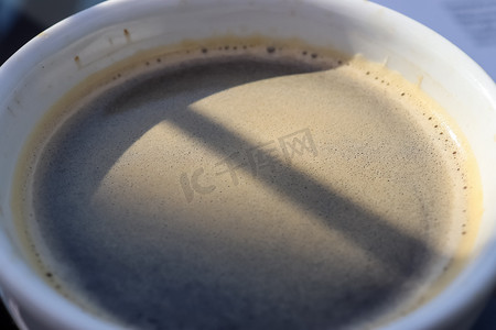 在杯子里的咖啡表面关闭视图。