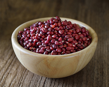 桌上木碗里的小红豆或小豆