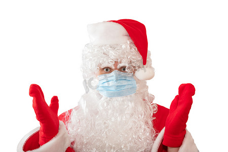一个穿着圣诞老人服装和医用面具的男人双臂和眼睛睁得大大的，在白色背景中被隔离。