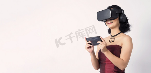 戴着 VR 或虚拟现实耳机的亚洲少女