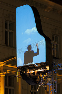 “大卫·莫雷诺在罗马尼亚布加勒斯特的表演”