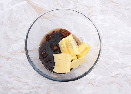 玻璃碗中的枫糖浆、黄油和深色软糖