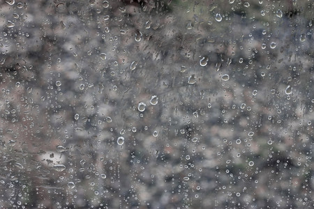 水滴气泡水珠摄影照片_雨后窗玻璃上的水珠