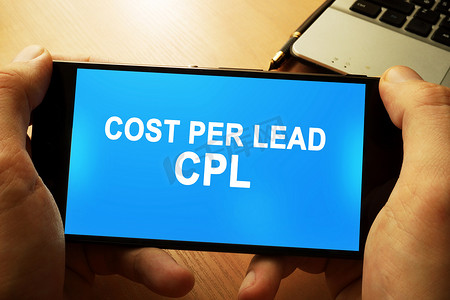 网站广告条摄影照片_手持智能手机，上面写着每条线索 CPL 的成本。