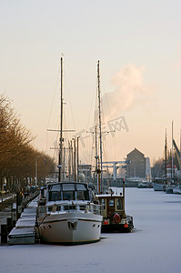 海港风景摄影照片_有船的冻港口在冬天在日落