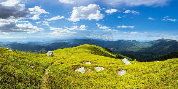 山顶石头间的小路