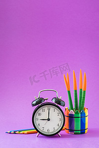 彩虹点摄影照片_闹钟设置在 9 点，彩色仙人掌，彩虹铅笔，工作学校绘画概念