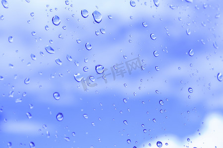 雨后滴在干净的玻璃上。