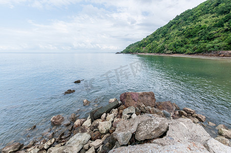 海滩和海与山的风景