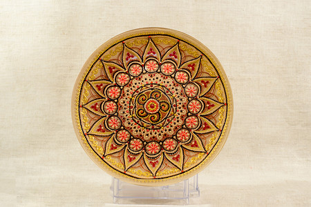 古代墙画摄影照片_用手画的装饰陶瓷盘。