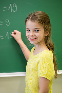 在粉笔板上写字的小微笑女学生
