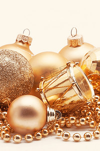 圣诞金饰、球、珠子、铃铛，特写孤立