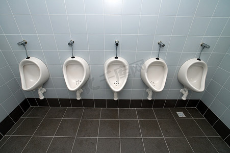 公共洗手间摄影照片_白色厕所
