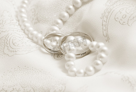 婚礼背景：珍珠和婚礼刘海。