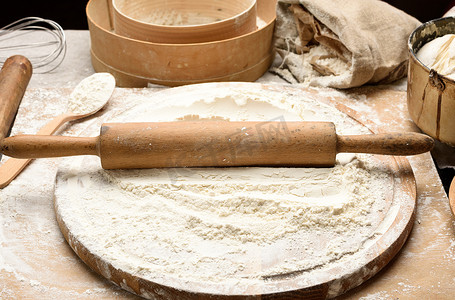白小麦面粉和木制擀面杖，烘焙配料