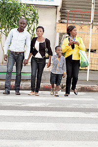 白色马路摄影照片_一家人过马路。