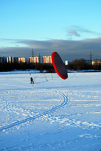 在结冰的湖面上风筝滑雪