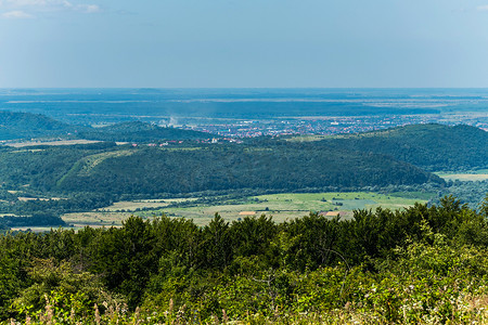 从山顶到最近的农村的风景