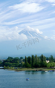 日本富士山 Fujiyama 山、湖和蓝天与美好的云彩