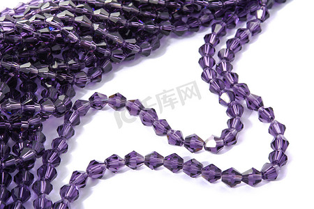 翡翠手镯摄影照片_白色背景上美丽的浅紫色玻璃闪光水晶 Isoalted 珠。