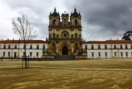 葡萄牙教堂摄影照片_阿尔科巴萨修道院，阿尔科巴萨，葡萄牙