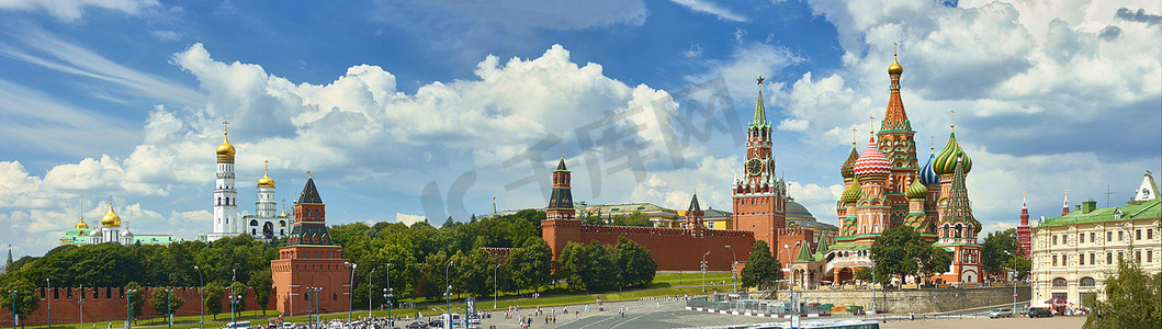 莫斯科红场、克里姆林宫塔、星星和时钟 Kuranti、圣瓦西里大教堂伊万钟楼的全景。
