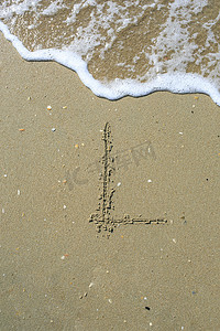 字金色沙子摄影照片_写在沙滩上的信