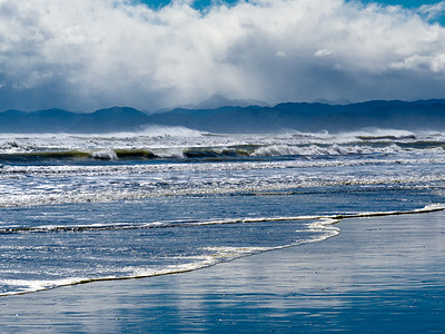 风雨如磐的海浪愤怒地冲击着海滩