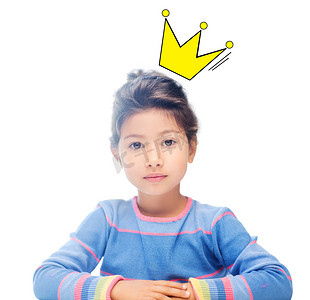 皇冠可爱摄影照片_头上涂着皇冠的小女孩