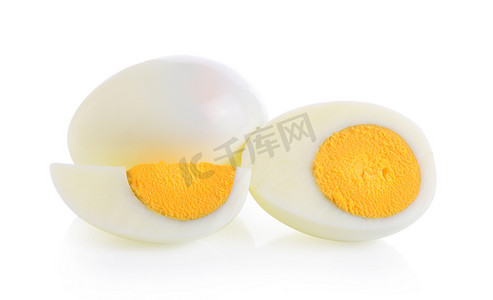 煮熟的鸡蛋摄影照片_白色背景中的煮鸡蛋