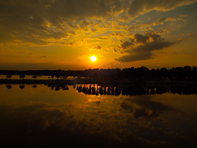 红色云摄影照片_Masurian 湖上的红色日落
