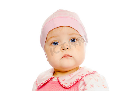 白色背景中戴着粉红色帽子的严肃婴儿