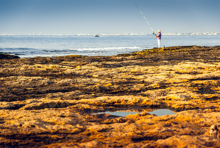 岩石海岸与渔夫同游