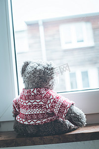 离开概念：泰迪熊正看着窗外