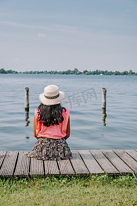 人们在荷兰阿姆斯特丹附近的Vinkeveen湖边公园放松，Vinkeveen主要以Vinkeveen的Vinkeveense Plassen Lakes而闻名，该湖区位于村庄东边的湖泊和沙岛之间。