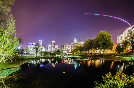 从马歇尔公园看夏洛特天际线的夜景