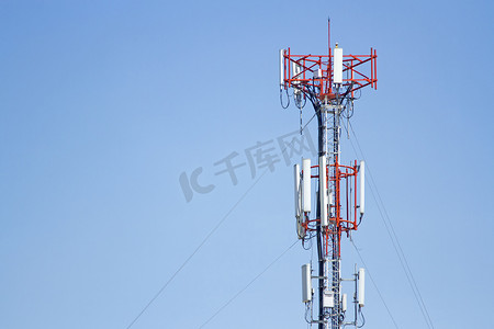 蓝色电信摄影照片_与蓝色的手机通讯塔传输信号