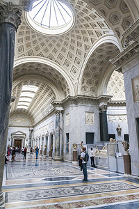 梵蒂冈 — 7 月 25 日：意大利罗马梵蒂冈博物馆的参观者。它包括世界上一些最经典的雕塑和文艺复兴时期艺术的重要杰作。