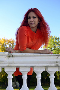 红发摄影照片_站在栏杆上的红发女孩