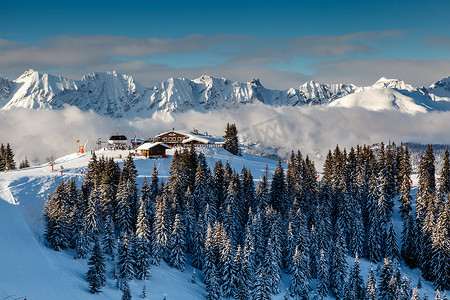 法国阿尔卑斯山梅杰夫附近山峰的滑雪餐厅，