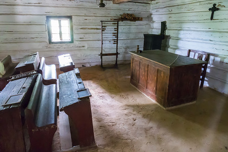 旧学校教室的陈设 乡村学校的木课桌 沙地和墙上的算盘
