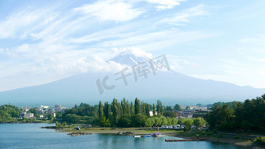 蓝色商务山摄影照片_日本富士山 Fujiyama 山、湖和蓝天与美好的云彩