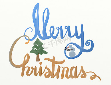 冬天艺术字摄影照片_与树和雪人的圣诞快乐水彩字法