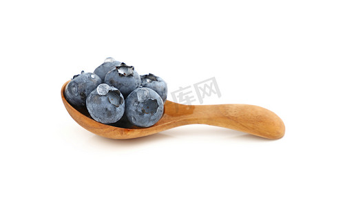 木勺中的新鲜蓝莓与白色隔离