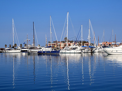 在蓝色小游艇船坞地中海德尼亚的小船