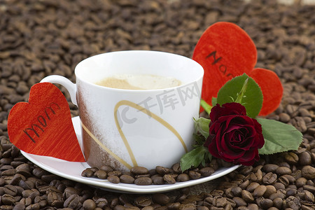 爱心咖啡摄影照片_“一杯咖啡、红玫瑰和红心”