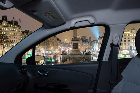 国际英语摄影照片_英国伦敦特拉法加广场夜间车窗景观