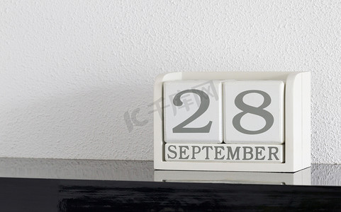 白色方块日历当前日期为 28 日和 9 月